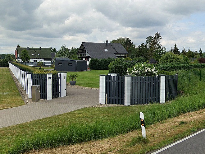 2010 Neubau EFH in Holzfachwerkbauweise - Straßenansicht 01