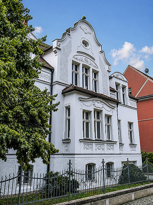 1996 Umbau und Sanierung Wohn- und Bürohaus - Rückbau der Straßenloggia mit Büroeingang